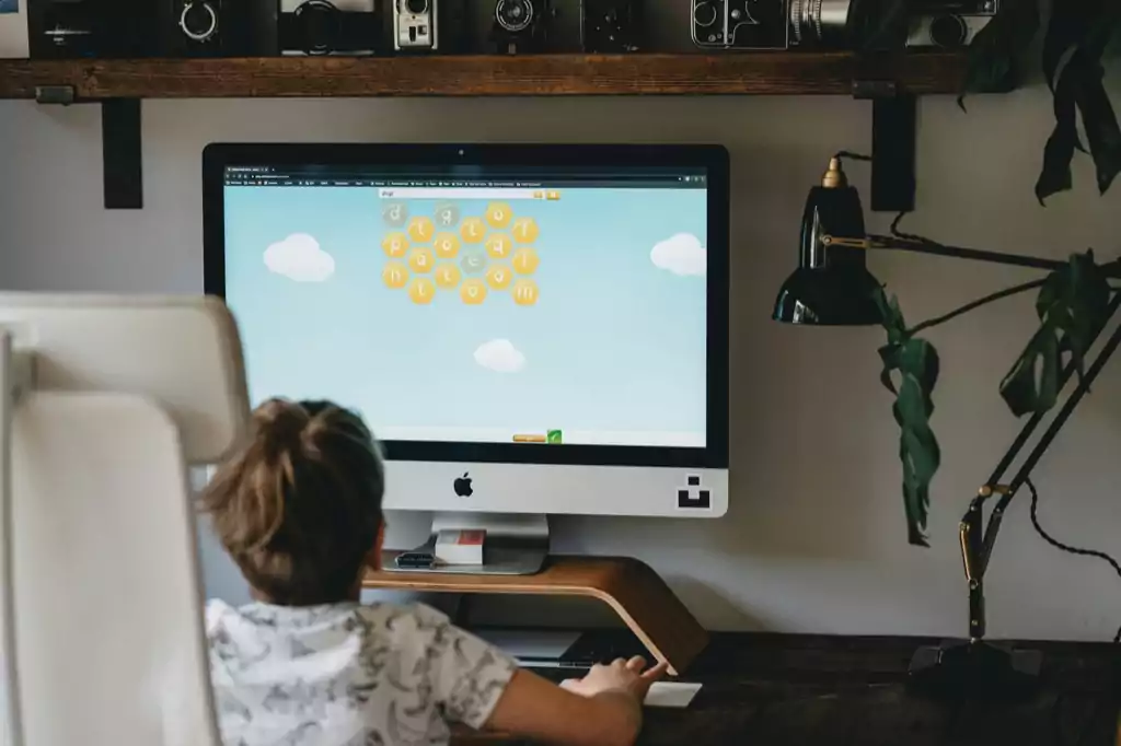 jeune enfant devant son ecran