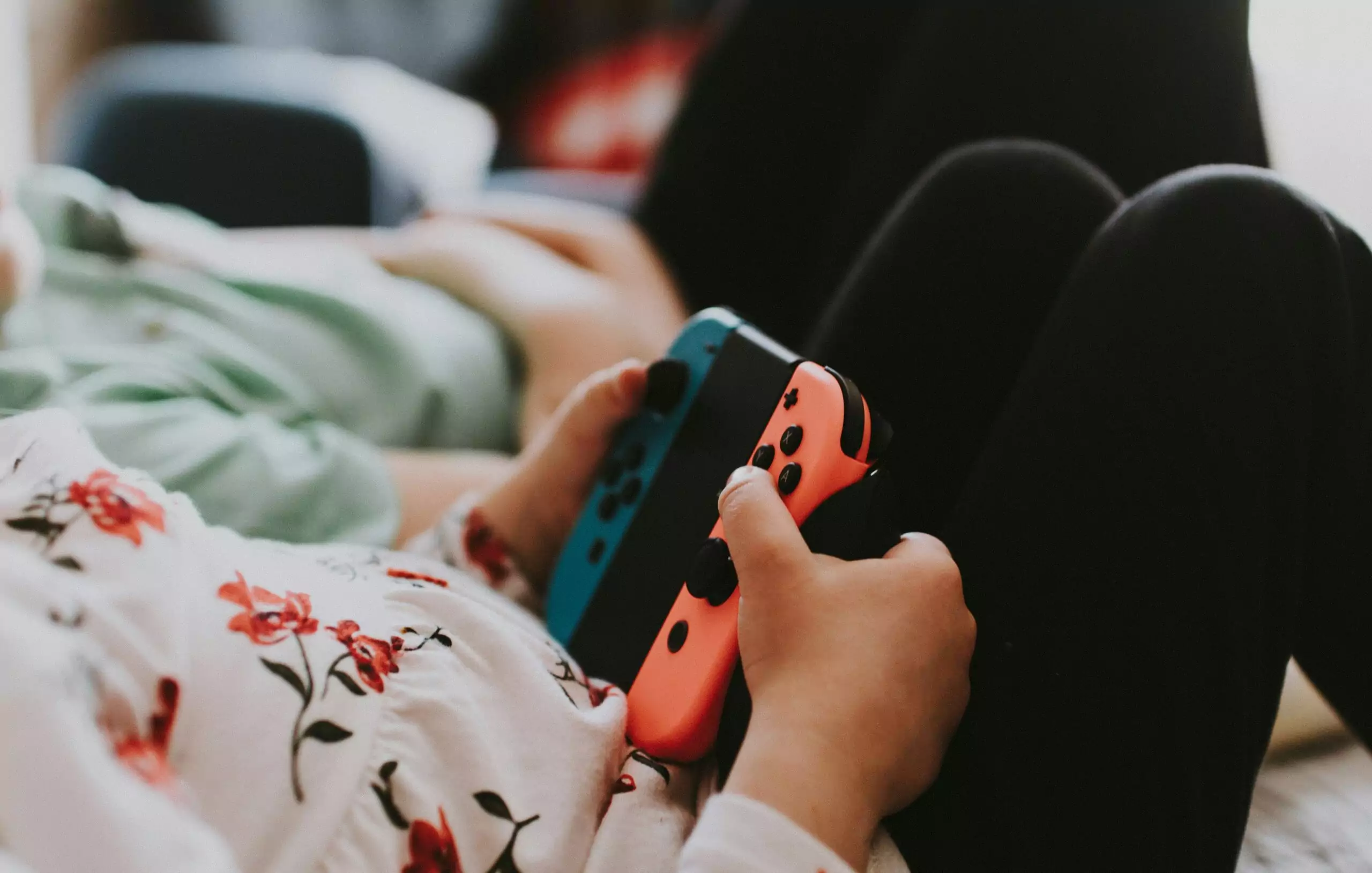 enfant avec Nintendo switch en main
