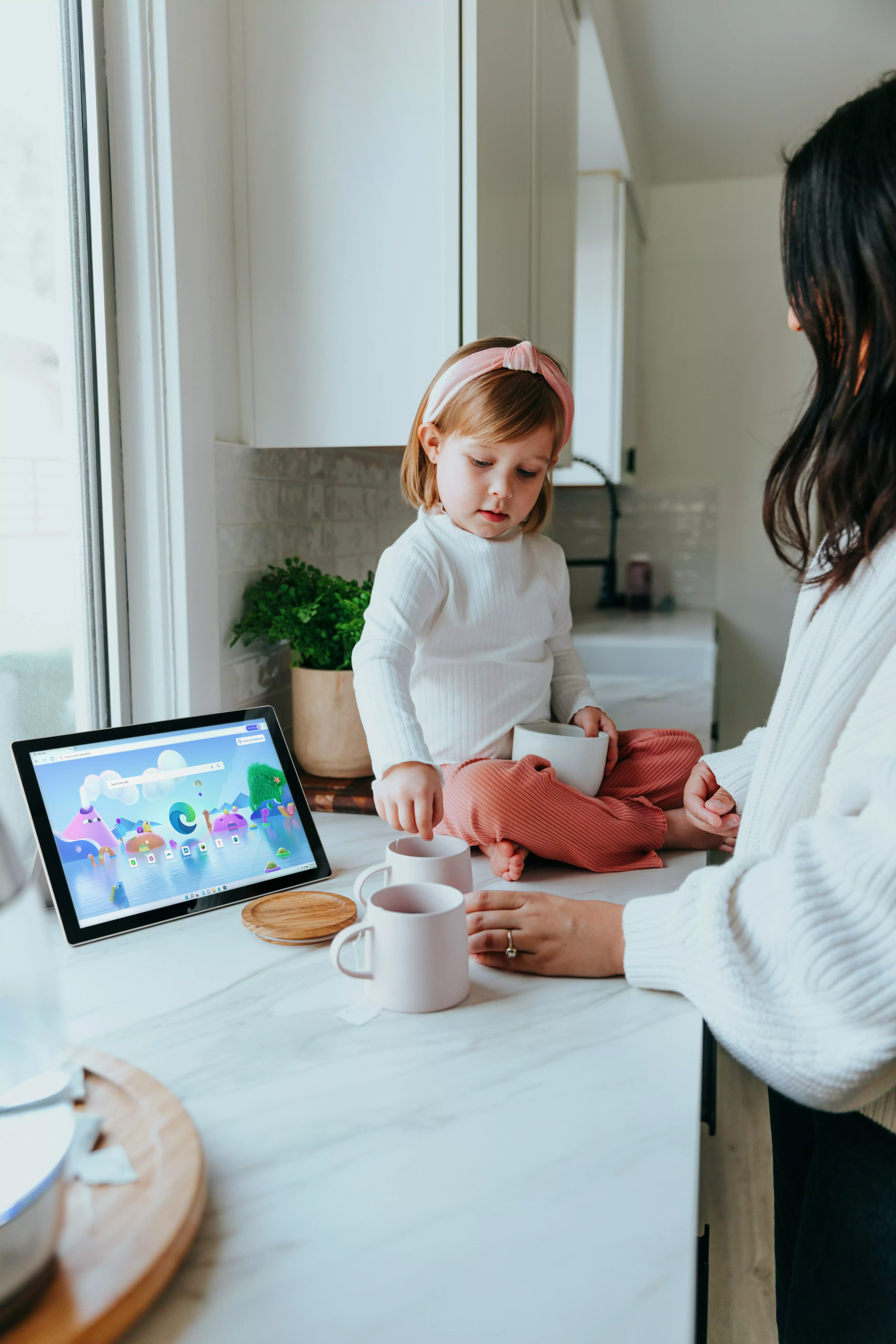 maman sur tablette sur table haute avec bébé