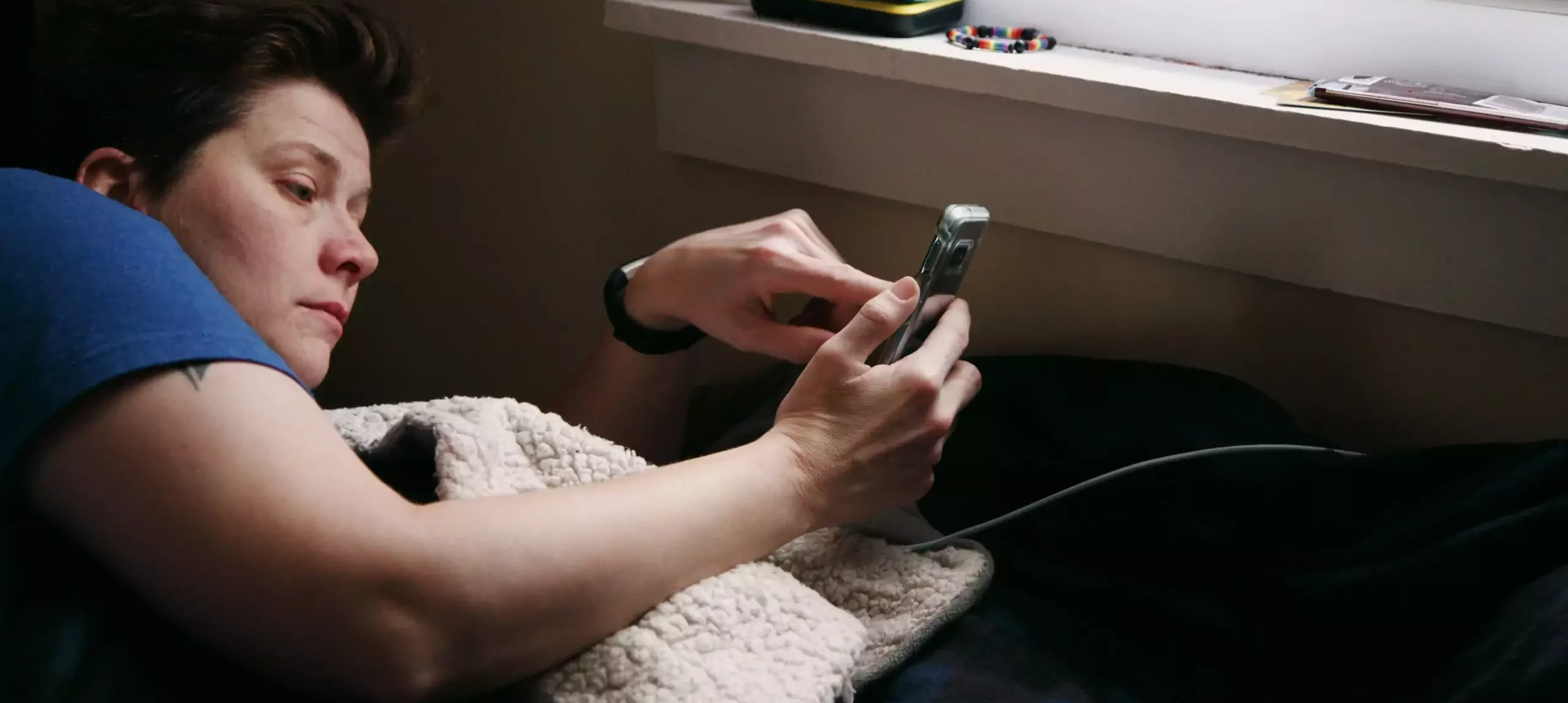 Ado allongée son lit avec son smartphone