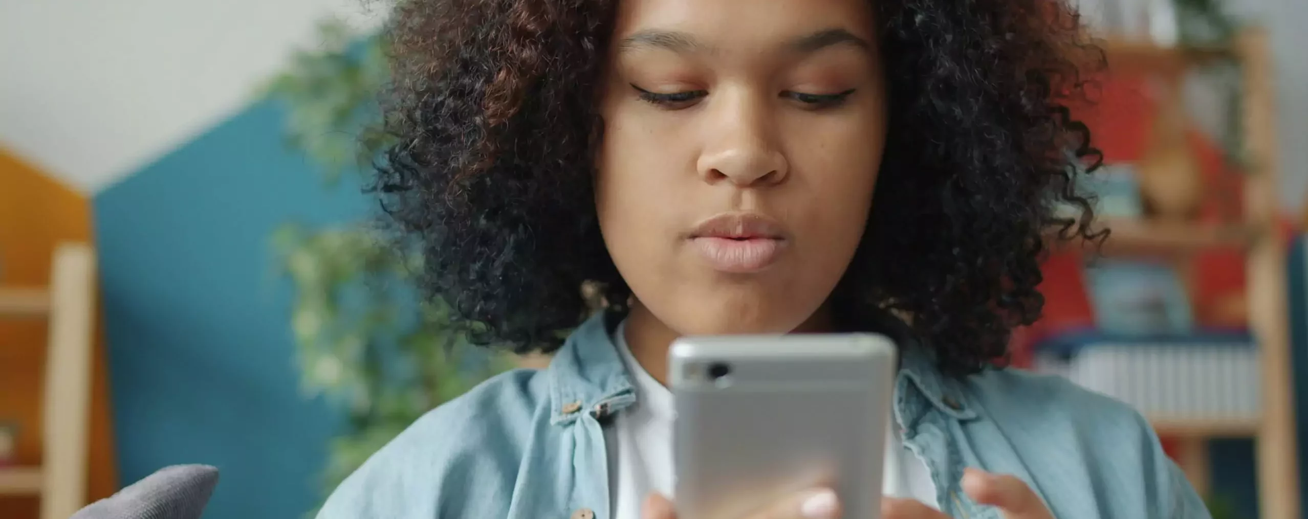 Jeune fille métisse sur son telephone